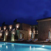 romantisch beleuchteter pool des perivoli country hotel und retreat bei nacht unter sternenhimmel