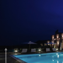 leerer beleuchteter pool vor einem luxushotel in pyrgiotika nafplio griechenland im sommerurlaub
